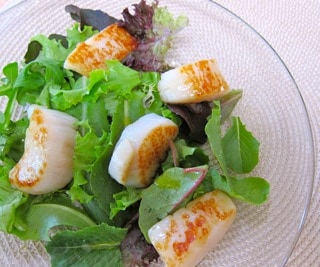 caramelized scallops with baby greens and meyer lemon vinaigrette: a simple and healthy entrée of scallops served over dressed greens.